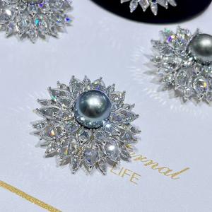 Broche en cristal de mode populaire de célébrité d'Internet, style Tahiti, motif tournesol, bijoux en cristal d'eau de mer, broche fleur de poitrine en cristal goutte d'eau - Product Image 2