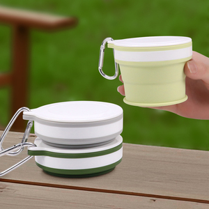 Tasses de camping légères et portables sans BPA, en silicone pliable avec couvercle anti-fuite pour les voyages et la vie en camping-car - Product Image 1