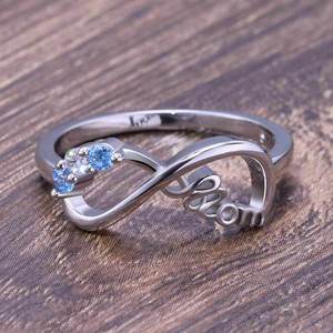 Anello da Donna con Cuore Infinito e Scritta 'Mom', Micro Pavé di Zirconi, Gioiello Sentimentale per Uso Quotidiano - Product Image 1