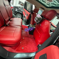 L'intérieur luxueux du Land Rover Range Rover est doté de housses de siège améliorées, de tableaux de bord et de panneaux de porte en cuir.