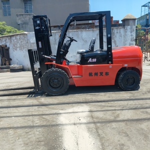 Montacargas HANGCHA 50 de Uni Carriers, Blanco con Franjas Azules, Equipo Industrial Usado, 1 Año de Garantía, 5000 kg, Alta Eficiencia Operativa - Product Image 3