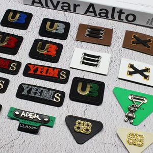 Tùy chỉnh quần Jean màu đen quần áo <span class=keywords><strong>tag</strong></span> với da kim loại nhận dạng có thể giặt cao su tùy chỉnh Nhãn da - Product Image 5