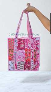 Bolso de hombro acolchado de algodón con estampado floral artístico hecho a mano, diseñado para uso diario, viajes y fácil transporte. - Product Image 3
