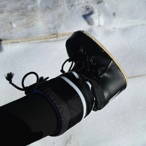 แฟชั่นกันหนาว รองเท้าบูทลำลองสีดำสำหรับฤดูใบไม้ร่วงและฤดูหนาว คุณภาพสูง ดีไซน์หรูหรา คลาสสิก กันน้ำ รองเท้าบูทสำหรับใส่ในหิมะ - Product Image 1