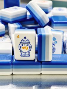 En Stock: Fichas de Mahjong Acrílicas Azules y Blancas al por Mayor para Fiestas y Viajes con Dados Gratis y Bolsa Portátil - Product Image 4