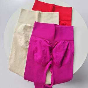 Pantaloni <span class=keywords><strong>invernali</strong></span> <span class=keywords><strong>caldi</strong></span> per il bottino di costole Yoga Leggings senza soluzione di continuità a costine da palestra pantaloni in tinta unita Push up Yoga Scrunch <span class=keywords><strong>Leggins</strong></span> a coste - Product Image 2