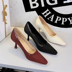Escarpins noirs en satin à talons aiguilles avec bordure vernie, élégants pour le bureau, pour femme - Product Image 5