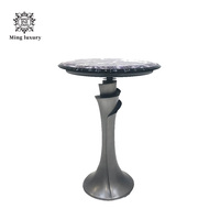 Une table basse de style italien luxueuse avec un cadre en acier inoxydable et un design moderne en agate pour un usage domestique