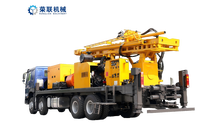 Débarrassé du réseau. Foreuse de puits d'eau montée sur camion, alimentée au diesel, avec pompe et moteur pour une profondeur de 200 m, capable de franchir tous les terrains