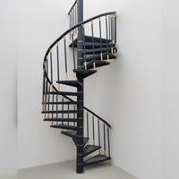 Escalier en spirale extérieur industriel avec garde-corps vertical en acier au carbone noir mat pour usage minimaliste sur patio