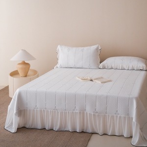 Cubrecama Acolchado de Color Sólido Minimalista de Lujo para Cama de 1.8m, Antideslizante, Estilo Tatami, Juego de Tres Piezas para Verano - Product Image 1