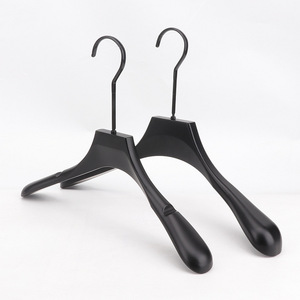 Wholesale plastic clothes hangers for clothing stores, home use, wide-shouldered coats, hotels, suits, and formal wear; - Product Image 1