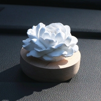 Diffuseur d'huiles essentielles en porcelaine artisanale sur base bois, parfumé, en forme de fleur, pour la maison