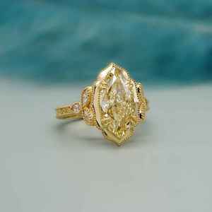 Anillo de compromiso Elvora Gems con diamante amarillo de laboratorio de corte marquesa de 3.60 ct |   Oro Chapado en Rodio |   Montura de doble punta |   IGI - Product Image 5