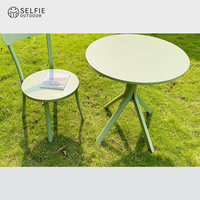 Table à manger moderne en aluminium de marque Selfie pour usage extérieur, idéale pour les applications en cuisine, entrée, hôpital, école, villa