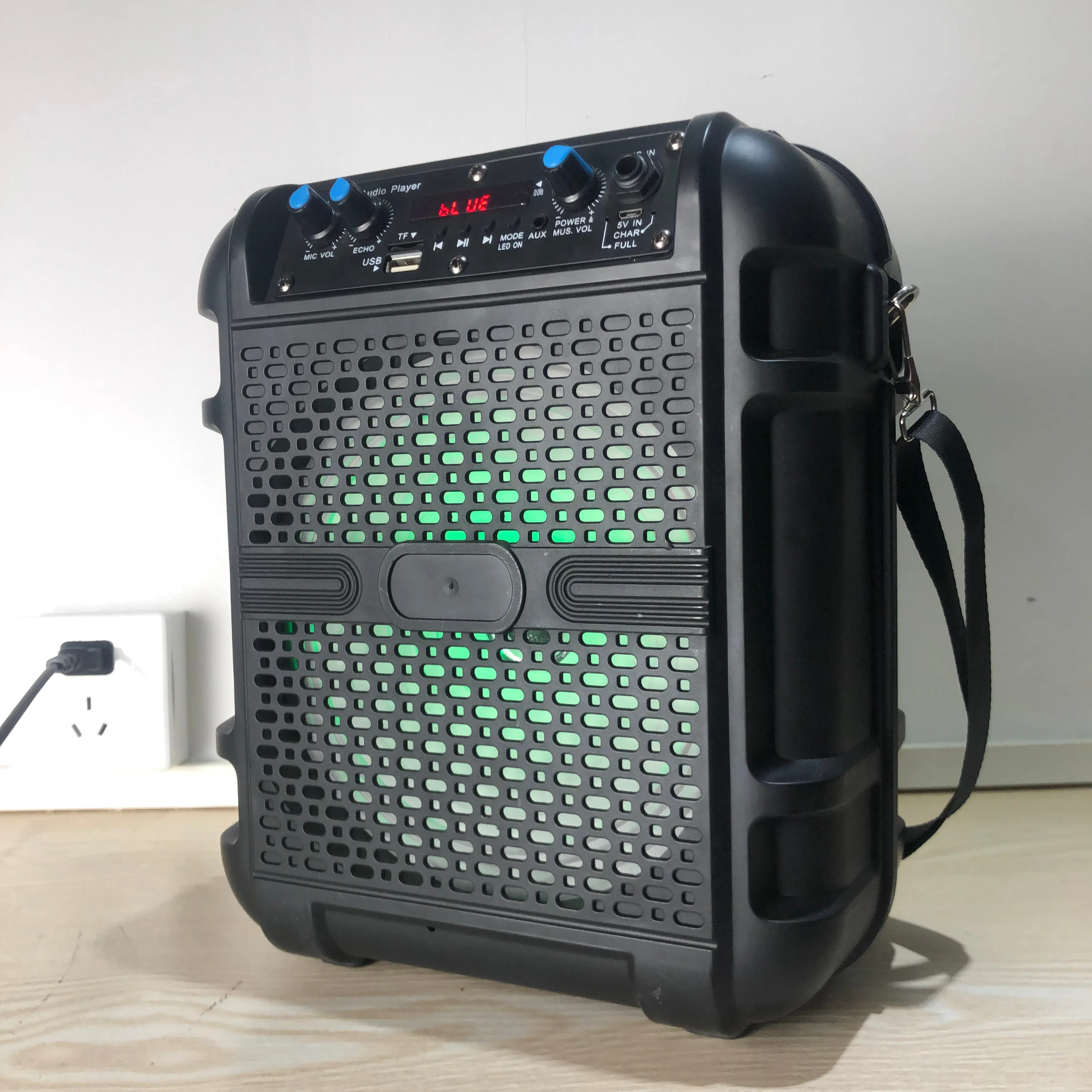AVCROWNS CH-821 mini light portable BT speaker