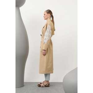 Elegante Gabardina para Mujer Color Camel con Detalle de Encaje en las Mangas Completas, Ajuste Cómodo para Todas las Temporadas - Product Image 3