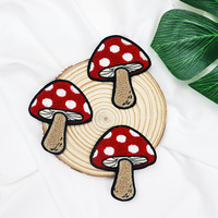 Patchs thermocollants personnalisés en chenille brodée motif champignon et cœur, avec support pour chapeaux, uniformes et vêtements, vente en gros, OEM
