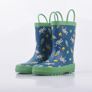 Bottes de pluie imperméables pour enfants avec une coloration bleu-vert, ornées d'imprimés d'astronautes et dotées d'un anse de transport - Product Image 1
