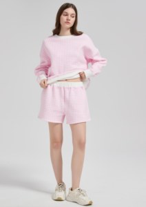 Set Personalizzato da Donna in Cotone con Logo, <span class=keywords><strong>Felpa</strong></span> e Pantaloncini Stampati a Quadri Rosa, Produzione all'Ingrosso di Alta Qualità - Product Image 4