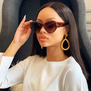Lunettes de soleil pour femmes à logo personnalisé, prix de gros abordable, tendance, monture large, style rétro, lunettes rondes pour femmes - Product Image 1