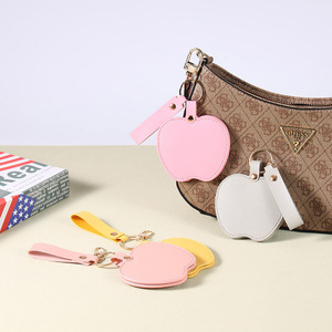 Espejo de maquillaje de cuero con forma de manzana y llavero, espejo compacto portátil para viajes y bolsos - Product Image 5