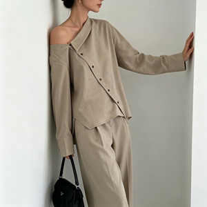 Completo Donna Urban-Casual con Top Asimmetrico Abbottonato e Pantaloni a Gamba Larga, Tonalità Personalizzata, Abbigliamento Estivo Donna 2026 - Product Image 3