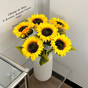 Bouquet de tournesols artificiels en soie jaune-orange pour décoration intérieure et accessoires de mariage - Product Image 1