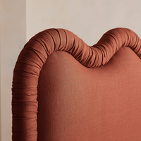Lit double luxueux de haute qualité avec cadre en chêne massif et revêtement en tissu à bordure ondulée