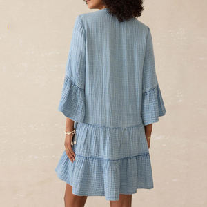 Nouvelle robe superposée en indigo clair lavé avec un col en V légèrement plissé, robe de soirée sur mesure, 100% coton biologique, mini-robe - Product Image 4
