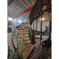Escalier en colimaçon en bois avec rampe courbée pour un design d'intérieur moderne