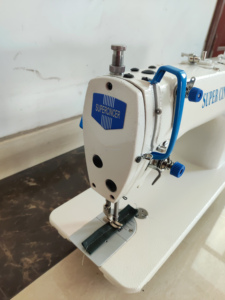 Famosa Macchina da Cucire Industriale 8900D a Punto Annodato, Alimentazione Manuale, Nuova, ad Alta Velocità, Ago Singolo, Base Piatta, Motore <span class=keywords><strong>in</strong></span> <span class=keywords><strong>Ferro</strong></span> per Jeans - Product Image 2