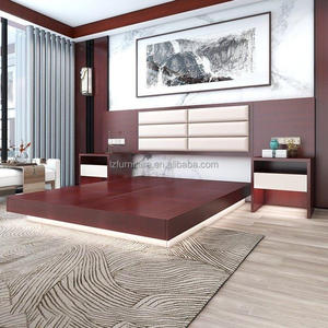 Ensemble de meubles de chambre d'hôtel personnalisé et abordable avec cadre de lit plateforme en bois, tête de lit capitonnée et tables de chevet intégrées - Product Image 2