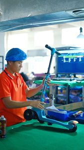 Trottinette électrique à trois roues pour enfants de 1 à 12 ans, garçons et filles, avec capteur antidérapant, en plastique - Product Image 5