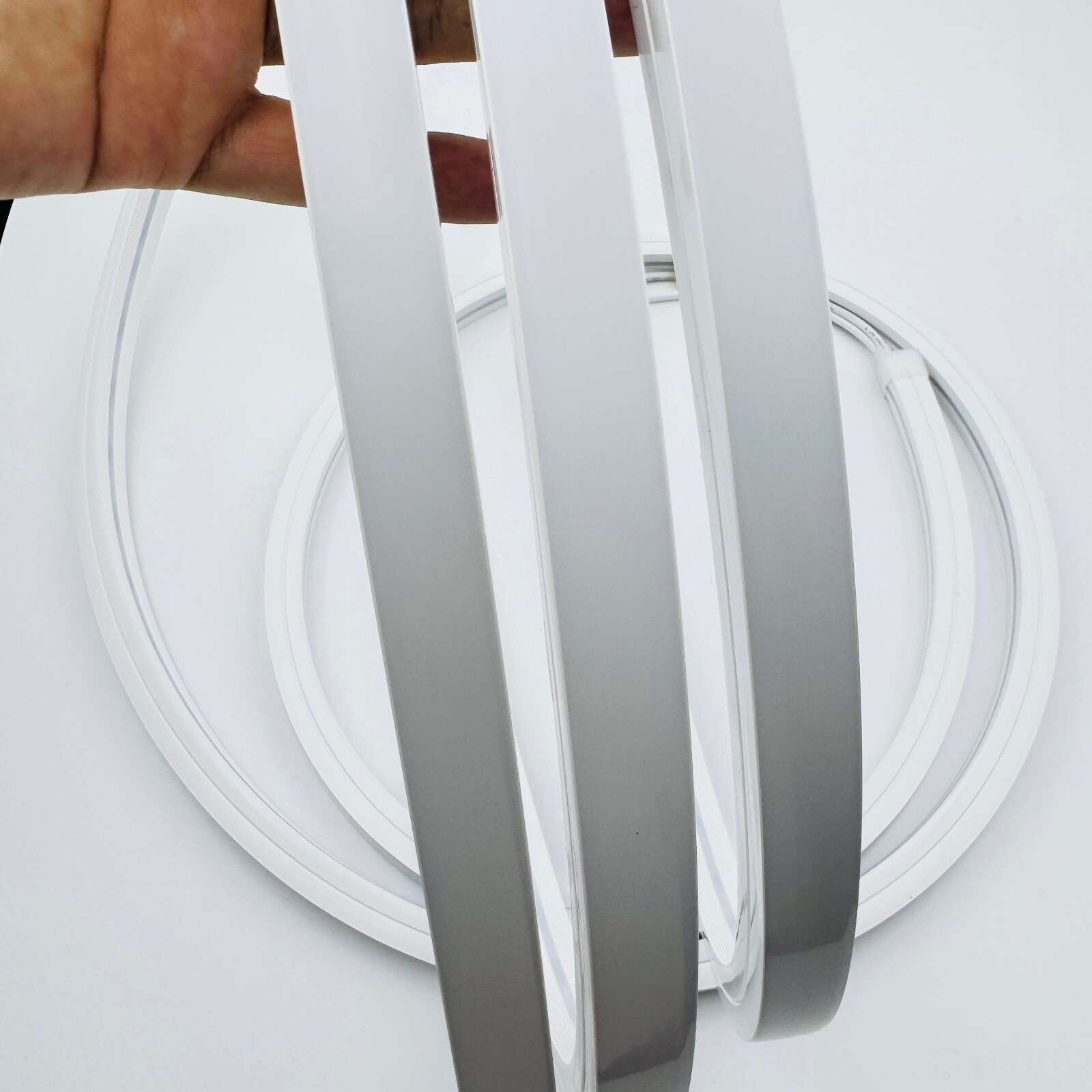 Silicone blanc uniquement, sans bande lumineuse.