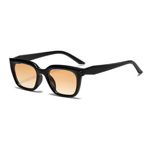 Gafas de Sol para Mujer F4-6333, Montura Negra de PC, Protección UV400, Lentes Tipo 3, Remaches de Puntos, Estilo Moderno - Product Image 2