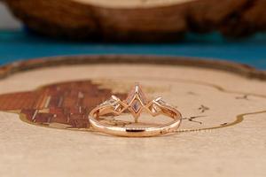 Anillo de Diamantes Elegante con Forma de Cometa, Joyería Hecha a Mano, Diamantes Brillantes de Lujo, Diseño Atemporal, Perfecto para Ocasiones Especiales - Product Image 4