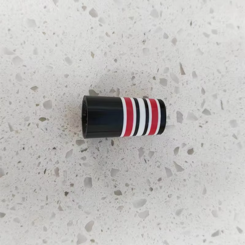 Nero con anello bianco e rosso