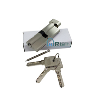 Cilindro de cobre con llave de ordenador y giro de pulgar