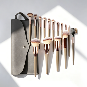 Set <span class=keywords><strong>de</strong></span> 15 <span class=keywords><strong>Brochas</strong></span> <span class=keywords><strong>de</strong></span> <span class=keywords><strong>Maquillaje</strong></span> Magnum <span class=keywords><strong>de</strong></span> Fibra Sintética con Mangos <span class=keywords><strong>de</strong></span> Plástico en Oro Champán y Oro Negro - Product Image 4