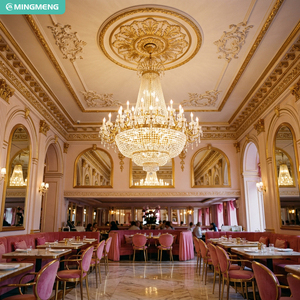 ชุดเฟอร์นิเจอร์ร้านอาหารสุดหรู โต๊ะรับประทานอาหารหินอ่อนพร้อมเก้าอี้กำมะหยี่สีชมพูขาโลหะสีทอง ดีไซน์สวยสง่า - Product Image 1
