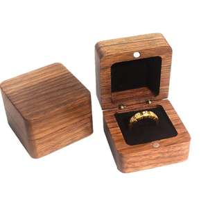木製収納ボックス カスタムリングケース 名入れ 婚約指輪 ウッド製結婚指輪ディスプレイ 記念日ギフト ジュエリー包装箱 - Product Image 1