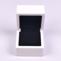 Boîte à bijoux carrée en bois blanc laqué avec intérieur en velours, logo personnalisé, couvercle à charnière pour demande en mariage, emballage de vente au détail et cadeau