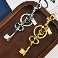 Accessoires de sac en gros : Nouveaux porte-clés métalliques, boucles de clés rétro, décorations de sac, pendentifs porte-clés or et argent pour femmes