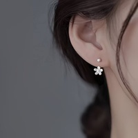 Anting-anting jepit bunga bertekstur halus perak tanpa tindik untuk wanita, cocok untuk kencan, pesta pernikahan, dan hadiah sehari-hari.