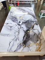 Мраморная стеновая панель Black Gold с белым прожилковым узором для установки на акцентную стену на темном фоне в стиле Light Luxury