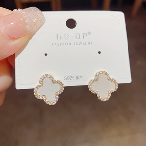 ट्रेंडी और बहुमुखी न्यूनतम सूक्ष्म-मंडप चार-पत्ती क्लैवर स्टड बालियां एक परिष्कृत रूप के साथ स्टर्लिंग चांदी के स्ट। - Product Image 4