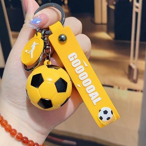Porte-clés de football créatif en plastique, motif dessin animé, tendance, découpé et imprimé, emballé individuellement, souvenir pour sac de couple - Product Image 2