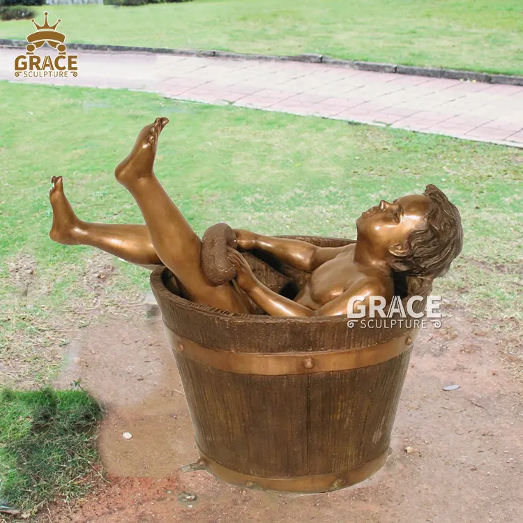 バケツの彫刻で入浴しているかわいい男の子等身大のブロンズキッド像