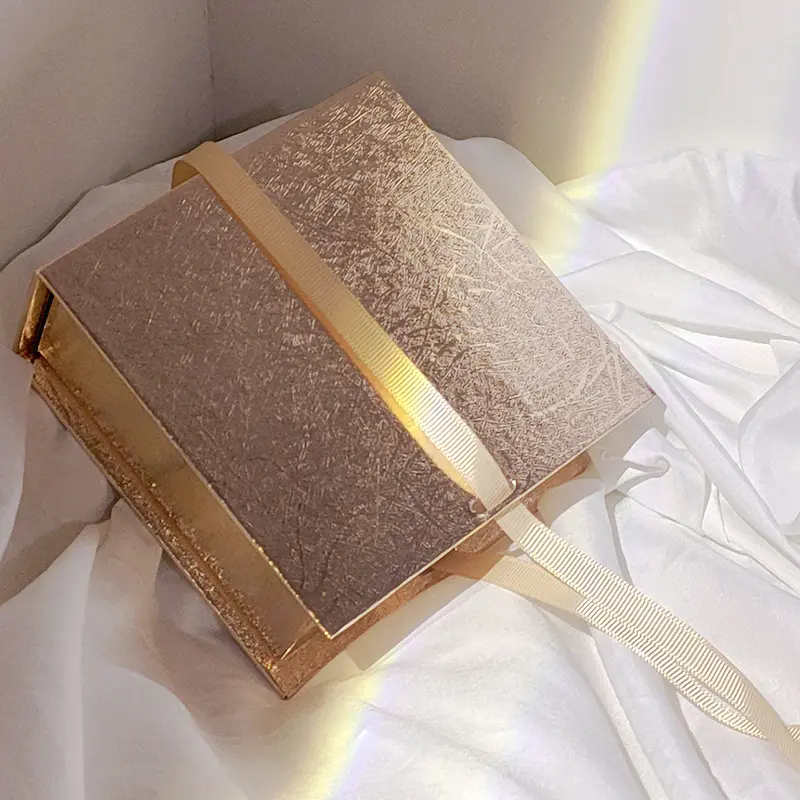 कस्टम चमकदार फ्रॉस्टेड गोल्डन बुक आकार चुंबकीय गहने बॉक्स रिबन के साथ छोटे उपहार पैकेजिंग बॉक्स